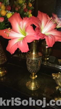 পিতলের পদ্মফুল ও লতা পাতার হাতে নকশা করা ফুলদানি।